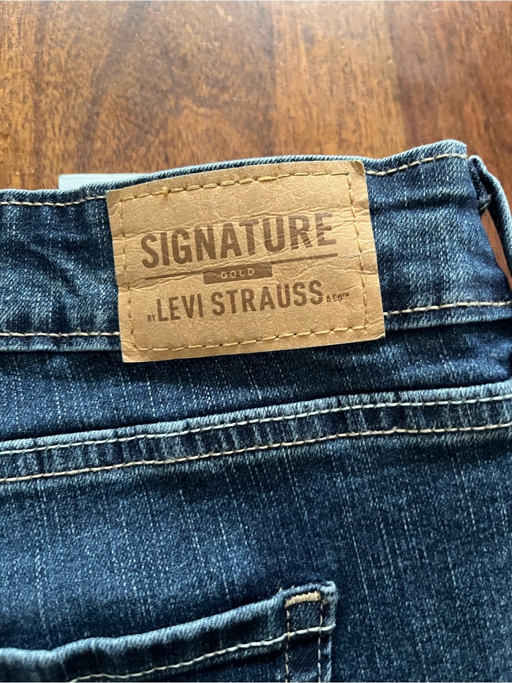 Levi Strauss Signature Gold Totally Shaping Straight Jeans - Size 24S -Dark Wash - Picture 2 of 7